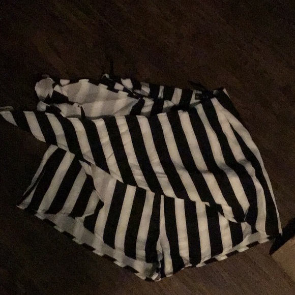 Stripped shorts - Picture 3 of 3